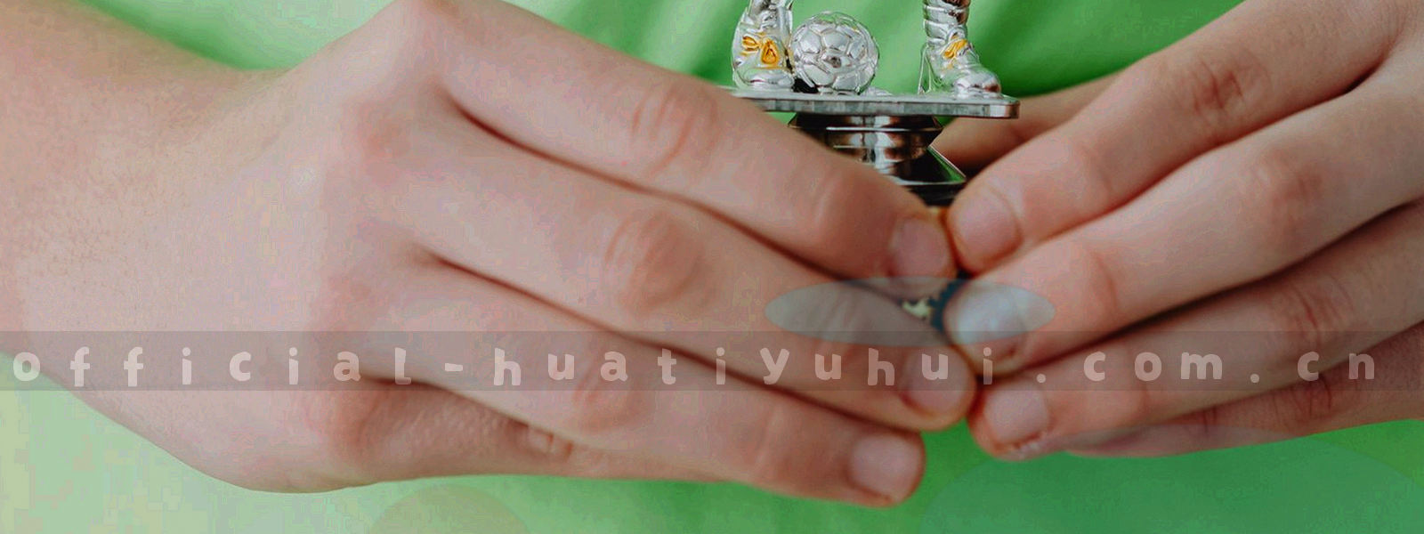 球场俯拍热区图，跑动轨迹以荧光青与警示橙叠加在高对比冷调底图上